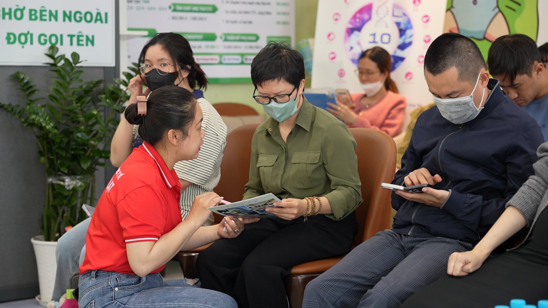 Nhân viên tư vấn tại phòng chờ